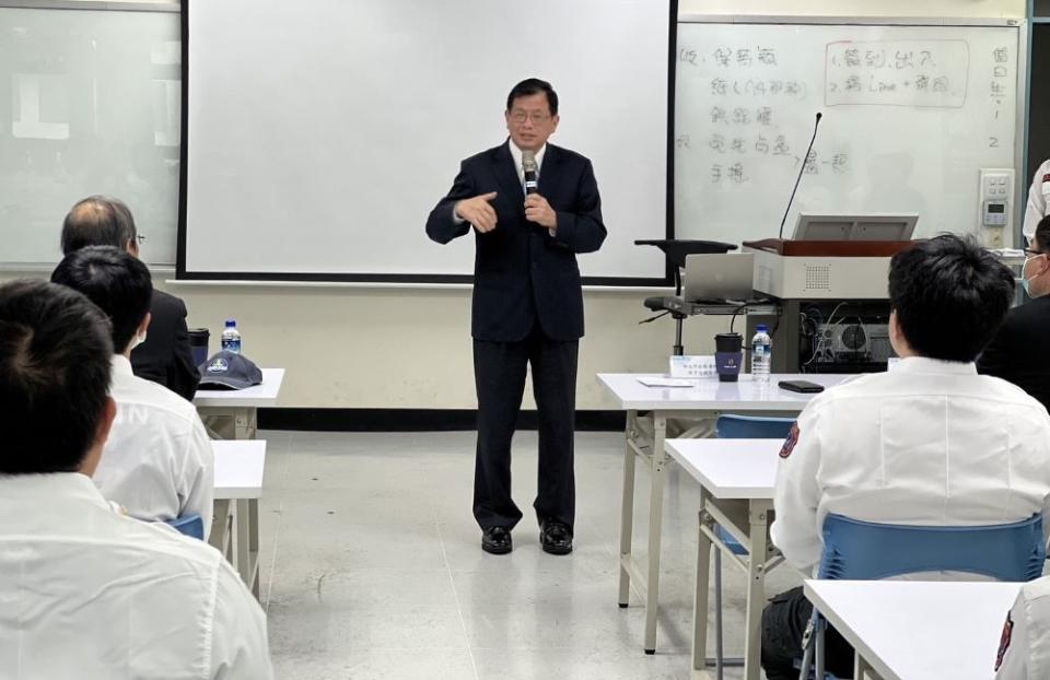 《圖說》消防局陳崇岳副局長主持新北消第15期高級救護技術員訓練典禮。〈消防局提供〉