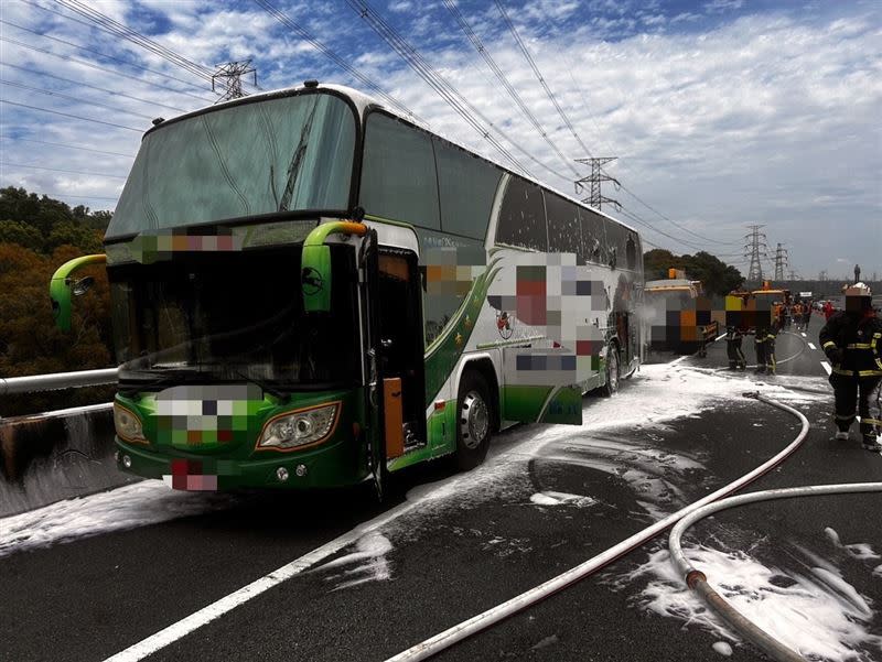 遊覽車突然發生火燒車意外。（圖／翻攝畫面）