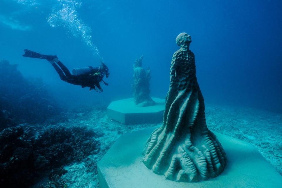 The Ocean Sentinels sculpture by British photographer and artist Jason deCaires Taylor (Jason deCaires Taylor)