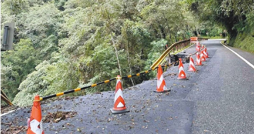 台8線中橫公路134.2公里慈恩路段外側路基月初遭豪大雨掏空，即日起開始回填，搶修期間每天上午8時30分至下午5時30分實施交通管制。（圖／東區養護工程分局太魯閣工務段提供）