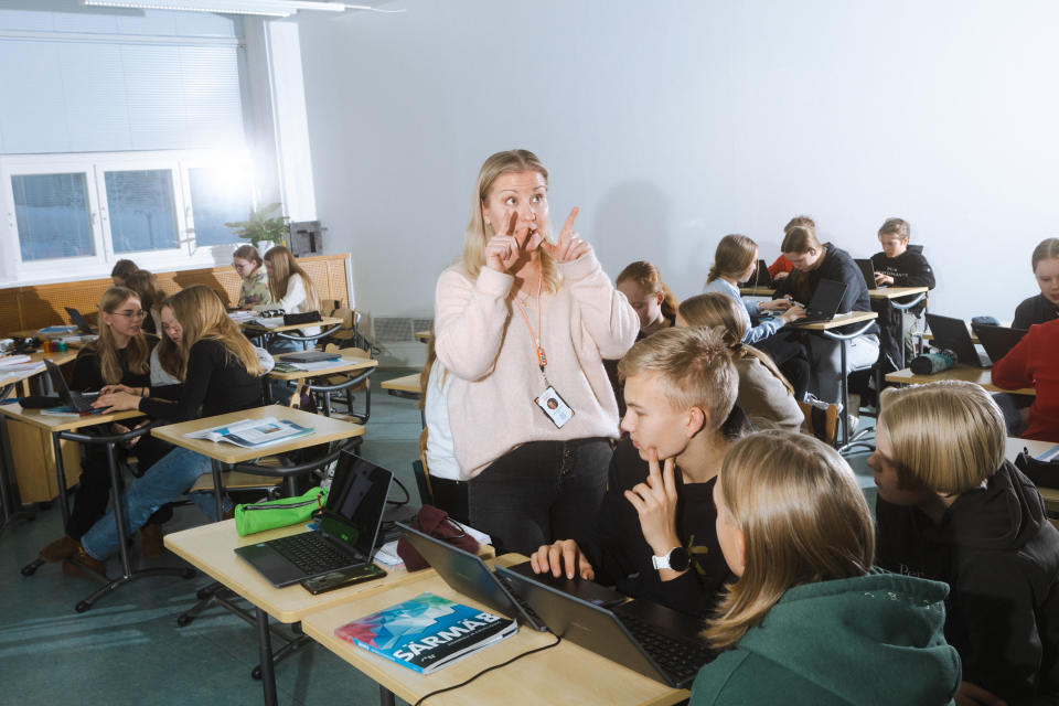 Saara Martikka enseña a estudiantes sobre desinformación en una escuela en Hämeenlinna, Finlandia, el 8 de diciembre de 2022. (Vesa Laitinen/The New York Times)

