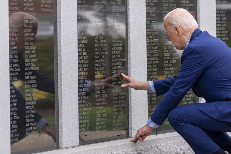 El presidente Joe Biden toca el nombre de su tío Ambrose J. Finnegan, Jr., en una pared de un monumento a los caídos en Scranton, el miércoles 17 de abril de 2024, en Scranton, Pensilvania