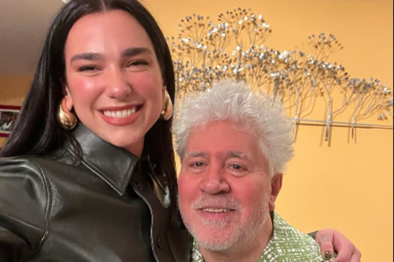 Sonrientes, Dua Lipa y Pedro Almodóvar decidieron retratar el encuentro con una selfie