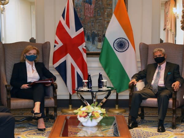 External Affairs Minister S Jaishankar (R) and UK Foreign Secretary Liz Truss (L) in New York, US. Photo Courtesy: Twitter/DrSJaishankar