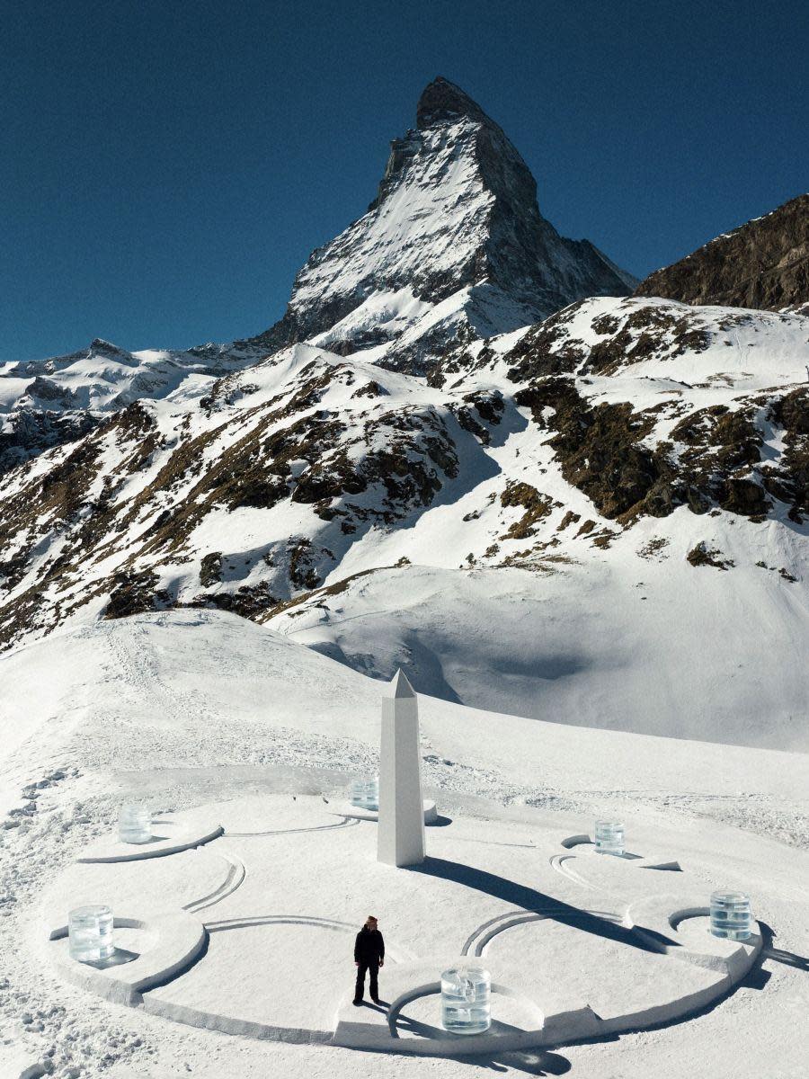 當紅藝術家Daniel Arsham在瑞士著名山峰「馬特洪峰」之下，為HUBLOT打造的一座名為Light & Time的冰雪日晷地景藝術，以慶祝他加入HUBLOT藝術融合大家庭。