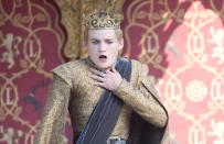 <p>Der von Jack Gleeson gespielte königliche Rotzlöffel Joffrey Baratheon hat sich in "Game Of Thrones" nicht wirklich viele Freunde gemacht. Sein brutaler Tod war dann auch für die meisten Fans eher Erlösung als Schock. (Bild: Sky)</p>