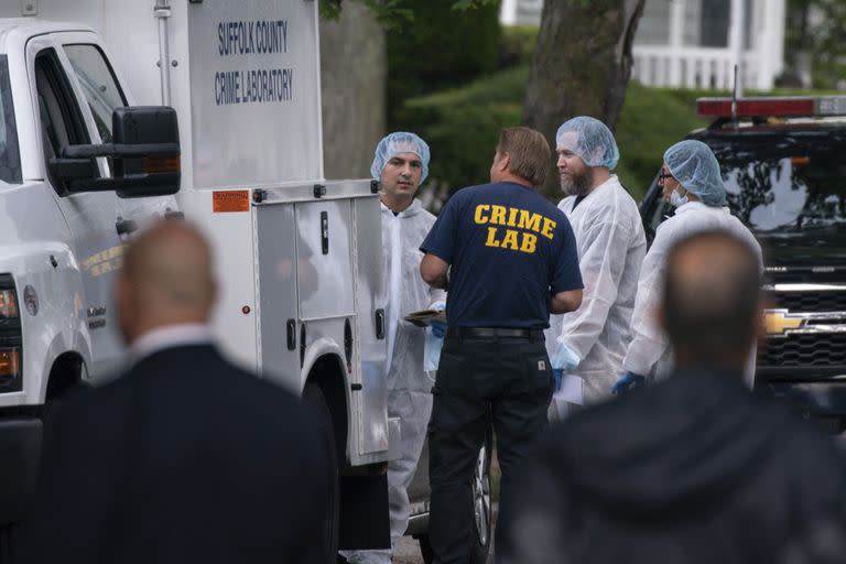 Agentes del laboratorio criminalístico llegan a la casa donde se ha detenido a un sospechoso en Long Island, Nueva York, en relación con una serie de asesinatos sin resolver, el viernes 14 de julio de 2023, en Massapequa, Nueva York.