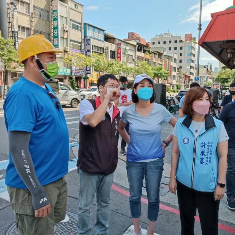 國民黨議員參選人許采蓁與柯志恩市長參選人再次前往前金區自強路83巷查看，也一同慰問當地居民。（記者吳文欽攝）