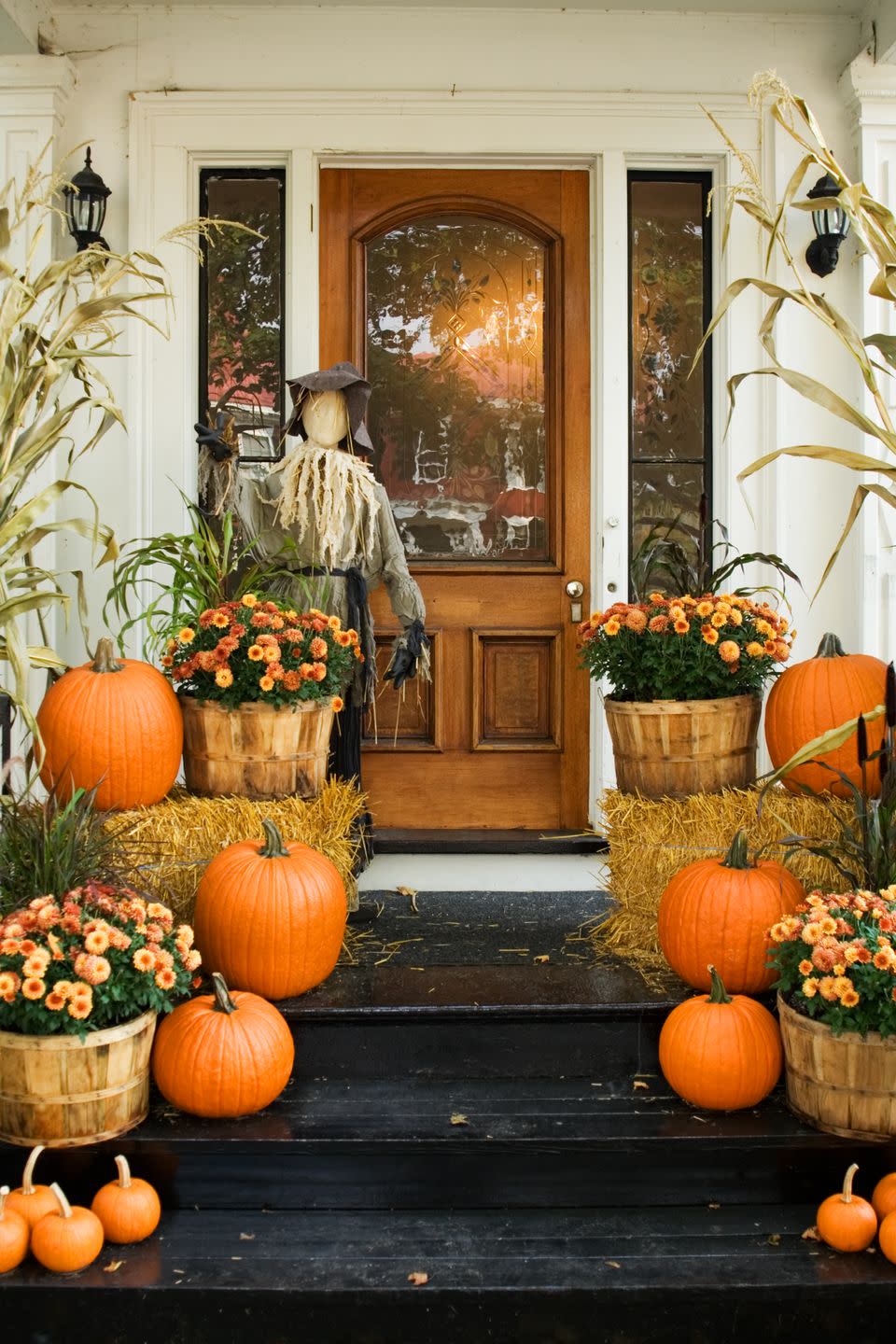 <p>You've stocked up at the pumpkin patch, toured the corn maze, and gathered all the inspiration and materials you need to create this lush and multilayered door decoration. So nestle mums in apple baskets, create height with hay bales, frame the scene with corn stalks, and place a friendly scarecrow by the door to greet guests. Door decor win!<br></p>