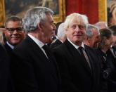 <p>Les anciens Premiers ministres Boris Johnson et Gordon Brown.</p><br><br><a href="https://www.elle.fr/People/La-vie-des-people/News/Revivez-la-proclamation-du-roi-Charles-III-avec-Camilla-et-William#xtor=AL-541" rel="nofollow noopener" target="_blank" data-ylk="slk:Voir la suite des photos sur ELLE.fr" class="link ">Voir la suite des photos sur ELLE.fr</a><br><h3> A lire aussi </h3><ul><li><a href="https://www.elle.fr/People/La-vie-des-people/News/En-direct-la-sante-de-la-reine-d-Angleterre-au-plus-mal-la-famille-royale-a-son-chevet-4048073#xtor=AL-541" rel="nofollow noopener" target="_blank" data-ylk="slk:En direct. Mort d'Elisabeth II : Charles a officiellement été proclamé roi" class="link ">En direct. Mort d'Elisabeth II : Charles a officiellement été proclamé roi</a></li><li><a href="https://www.elle.fr/People/La-vie-des-people/News/Premier-discours-de-Charles-III-le-nouveau-roi-promet-de-servir-le-peuple-et-remercie-sa-maman-cherie-4048632#xtor=AL-541" rel="nofollow noopener" target="_blank" data-ylk="slk:Premier discours de Charles III : le nouveau roi promet de servir le peuple et remercie sa « maman chérie »" class="link ">Premier discours de Charles III : le nouveau roi promet de servir le peuple et remercie sa « maman chérie »</a></li><li><a href="https://www.elle.fr/People/La-vie-des-people/News/Le-prince-Charles-du-scandale-Lady-Di-au-grand-pere-gaga#xtor=AL-541" rel="nofollow noopener" target="_blank" data-ylk="slk:Le roi Charles III, du scandale Lady Di au grand-père gaga" class="link ">Le roi Charles III, du scandale Lady Di au grand-père gaga</a></li><li><a href="https://www.elle.fr/People/La-vie-des-people/News/Decouvrez-les-premieres-photos-du-roi-Charles-III-a-Buckingham-Palace#xtor=AL-541" rel="nofollow noopener" target="_blank" data-ylk="slk:Découvrez les premières photos du roi Charles III à Buckingham Palace" class="link ">Découvrez les premières photos du roi Charles III à Buckingham Palace</a></li><li><a href="https://www.elle.fr/Astro/Horoscope/Quotidien#xtor=AL-541" rel="nofollow noopener" target="_blank" data-ylk="slk:Consultez votre horoscope sur ELLE" class="link ">Consultez votre horoscope sur ELLE</a></li></ul>