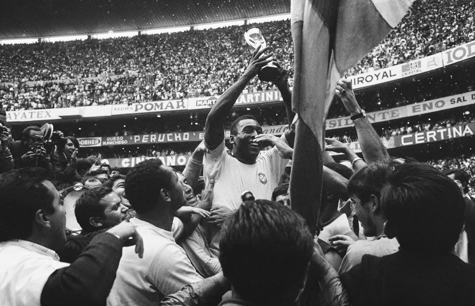 ARCHIVO - En esta foto del 21 de junio de 1970, Pelé alzá la Copa Jules Rimet tras la victoria 4-1 ante Italia en la final del Mundial de México. (AP Foto, archivo)