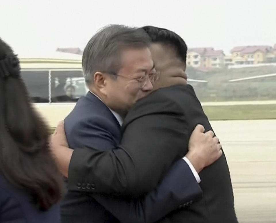 En esta imagen, tomada de un video distribuido por Korea Broadcasting System (KBS), el presidente de Corea del Sur, Moon Jae-in (izquierda), abraza al líder norcoreano, Kim Jong Un, a su llegada a Pyongyang, en Corea del Norte, el 18 de septiembre de 2018. (Korea Broadcasting System via AP)