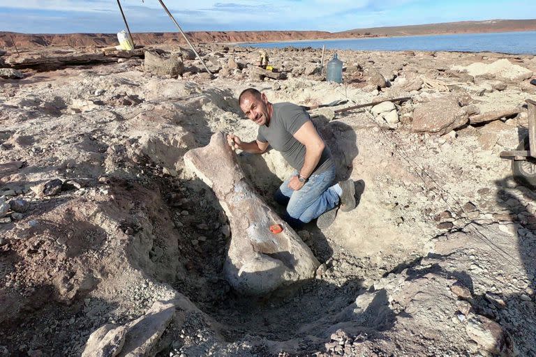 El paleontólogo Jorge Calvo en el parque geopaleontológico Proyecto Dino de la Universidad Nacional del Comahue en el lago Barreales