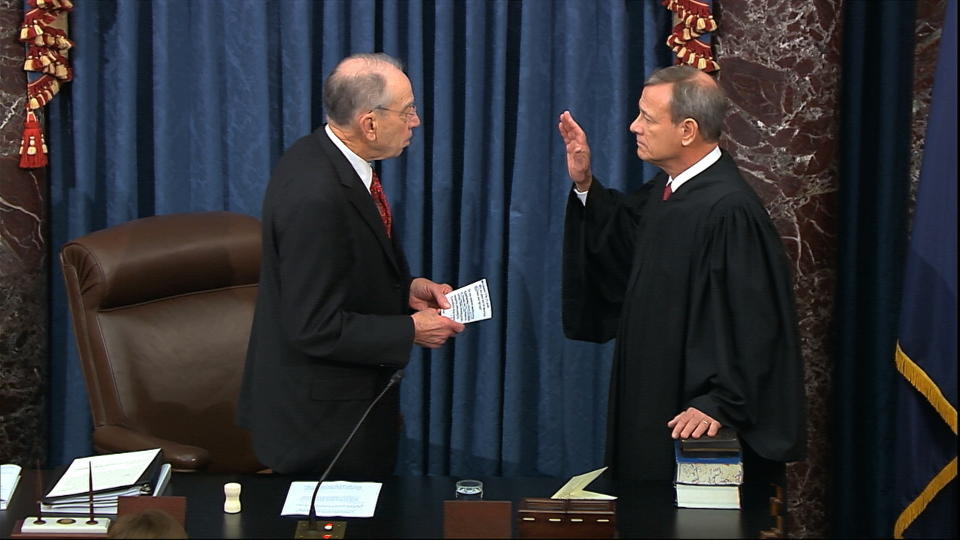 En esta imagen tomada de un video, el senador Chuck Grassley presta juramento ante el magistrado presidente de la Corte Suprema John Roberts para el juicio político contra el presidente Donald Trump en el Capitolio, Washington, el jueves 16 de enero de 2020. (Senate Television vía AP)