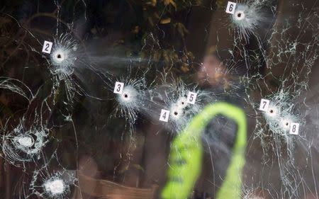 Investigative personnel work at the scene of a cafe shooting in Oesterbro, in Copenhagen, February 15, 2015. REUTERS/Hannibal Hanschke