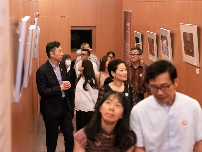 ▲圖說：「十年精粹．時光紀實迴廊」向來賓展現出頂泰台南對社會責任的積極實踐。