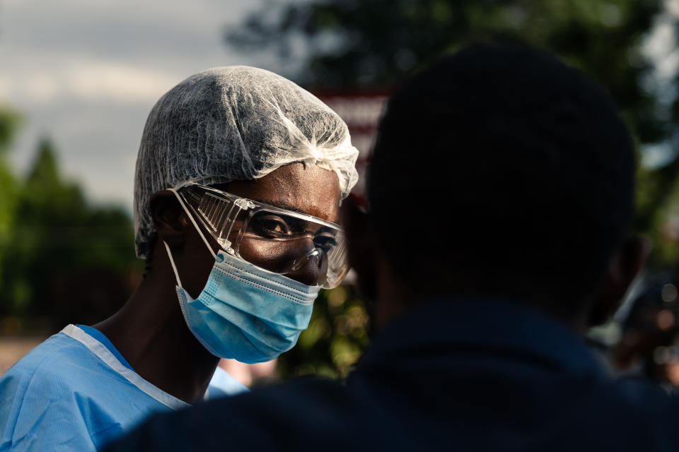 Los robots nos roban los trabajos, pero, ¿por qué no nos salvan del coronavirus? (Photo by Jekesai NJIKIZANA / AFP) (Photo by JEKESAI NJIKIZANA/AFP via Getty Images)