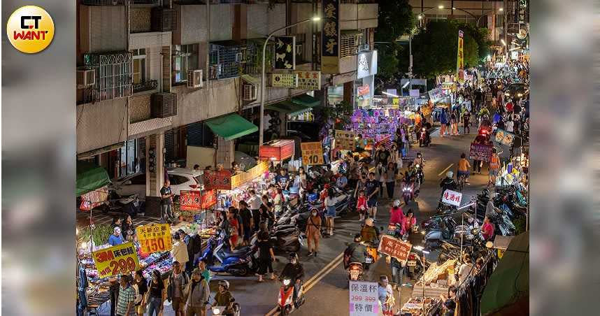 瑞北夜市位於高雄市前鎮區永豐路至永祥街間，將近一公里的馬路，每到周三和周六的夜晚，燈火通明，人聲鼎沸，相當熱鬧。（圖／宋岱融攝）