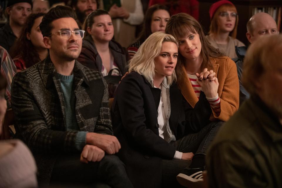 Dan Levy, Kristen Stewart and Mackenzie Davis in "Happiest Season." (Photo: Hulu)