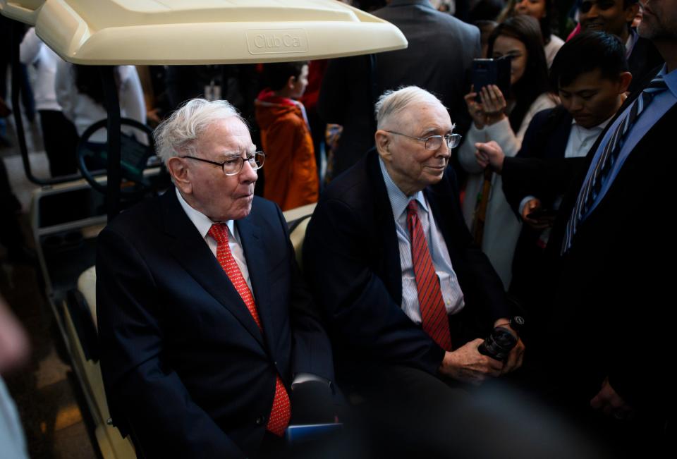 Warren Buffett (L), CEO of Berkshire Hathaway, and vice chairman Charlie Munger attend the 2019 annual shareholders meeting in Omaha, Nebraska, May 3, 2019. (Photo by Johannes EISELE / AFP)        (Photo credit should read JOHANNES EISELE/AFP via Getty Images)