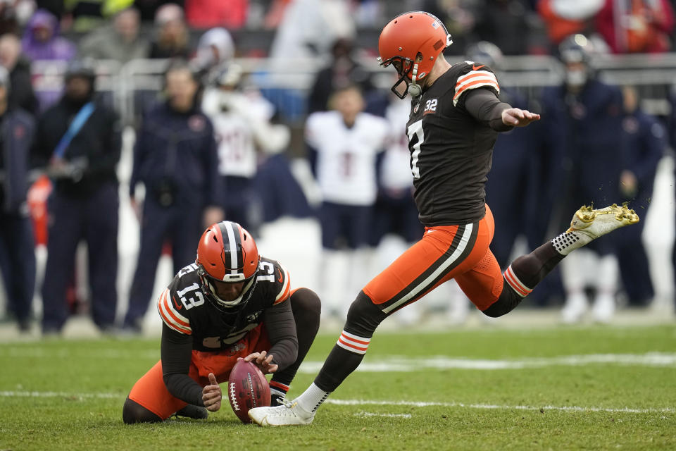 Cleveland Browns place-kicker Dustin Hopkins (7) kicks a field goal in the second half of an NFL football game against the Chicago Bears in Cleveland, Sunday, Dec. 17, 2023. (AP Photo/Sue Ogrocki)