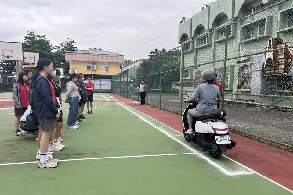 臺東監理站配合交通部推動機車駕訓制度，東陞駕訓班針對參加駕訓進校園專案學生提供費用全免優惠。