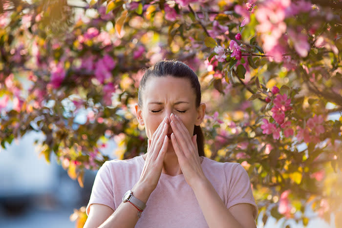 mujer con alergia al aire libre
