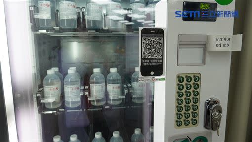 「酒精販賣機」是一般的冷飲機台，異丙醇取出後會有冰涼感，屬正常現象，民眾不用擔心（圖／記者花芸曦攝影）