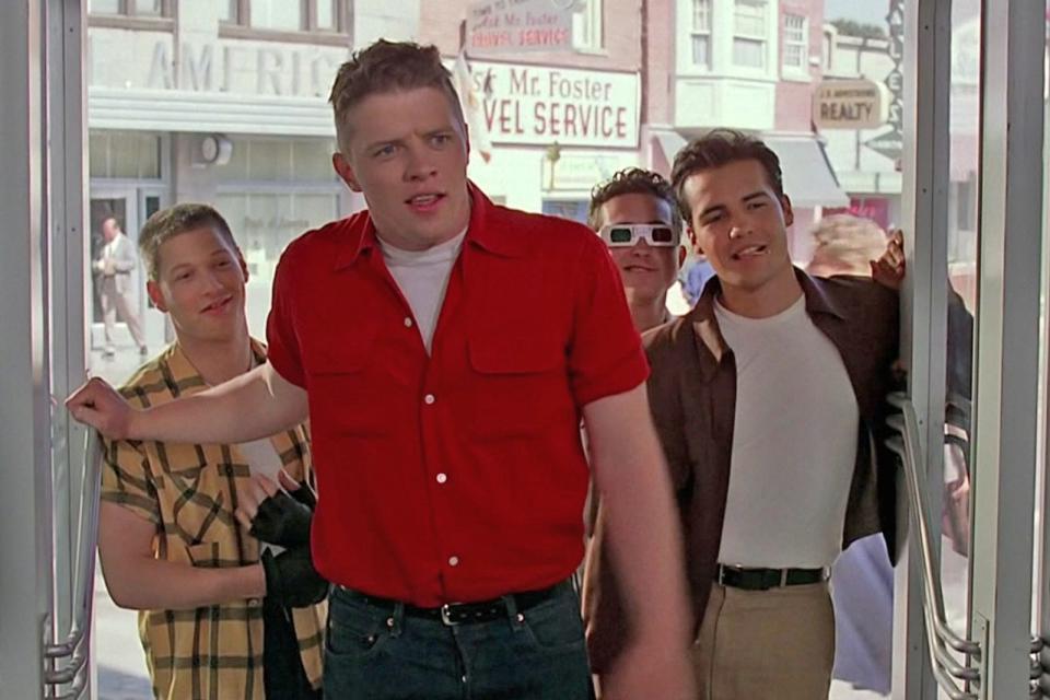 <p>"Hallo McFly, jemand zu Hause?": Schlägertyp Biff Tannen (Thomas F. Wilson) ist nicht nur im Jahr 1955 der ärgste Widersacher von Marty McFly und seinem Vater ... (Bild: Universal Pictures)</p> 