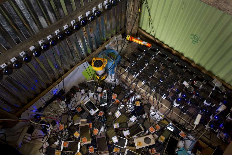 孟加拉境內的科克斯巴札爾難民營（Cox's Bazar）至少住了73萬羅興亞人，孟加拉當局近日下令封鎖營區手機通訊。（AP）