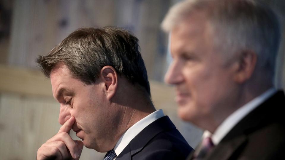 Ministerpräsident Markus Söder (l) und CSU-Chef Horst Seehofer geben eine Pressekonferenz in München. Foto: Michael Kappeler