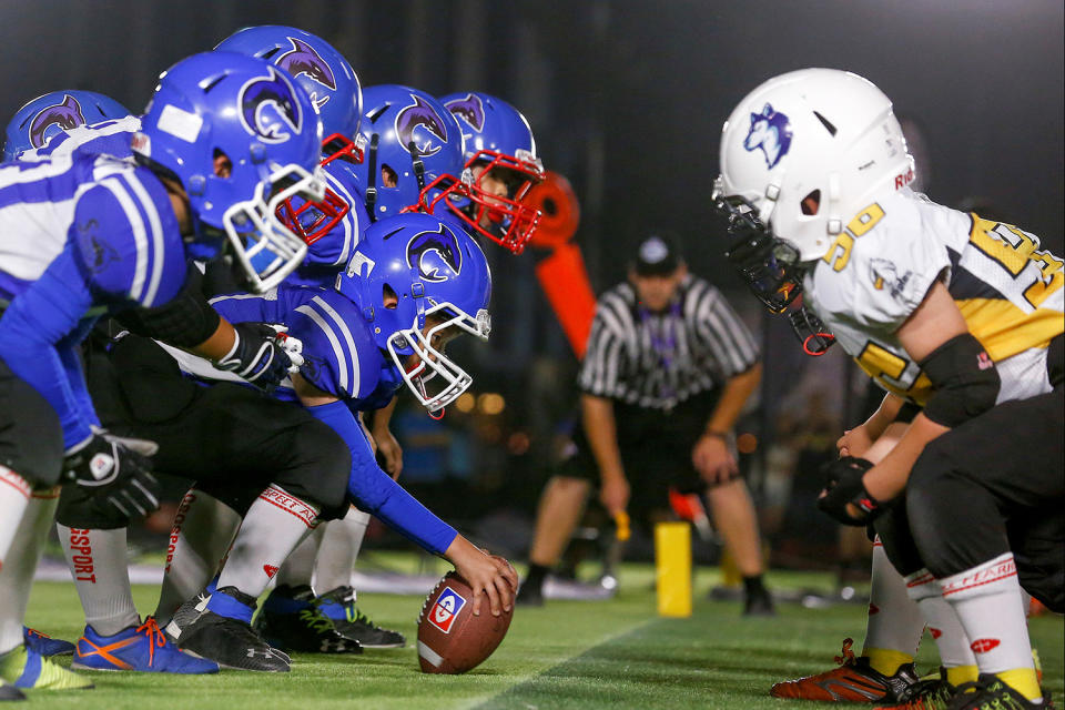 <p>The Sharklets (in blue jerseys) play the Eagles in a Future League American football youth league match in Beijing, May 26, 2017. (Photo: Thomas Peter/Reuters) </p>