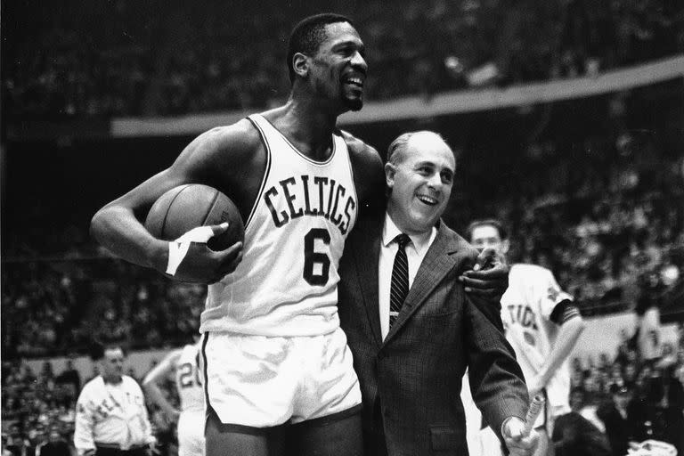 Bill Russell, con la histórica camiseta 6 de los Celtics, celebra con el entrenador Red Auerbach tras alcanzar los 10.000 puntos en la NBA, el 12 de diciembre de 1964
