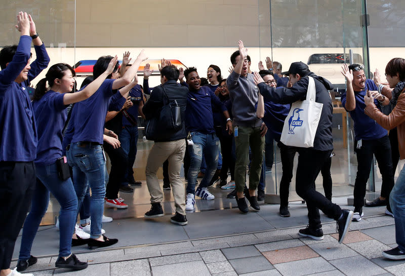 <p>Apple Store staff greets customers who have been waiting in line to purchase Apple’s new iPhone X at the Apple Store in Tokyo’s Omotesando shopping district, Japan, November 3, 2017.REUTERS/Toru Hanai </p>