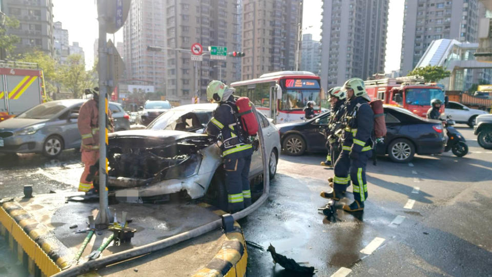 57歲江姓男子駕駛自小客車，愰神未注意車前狀況自撞安全島，導致致車頭凹陷冒煙起火燃燒。（圖／警方提供）