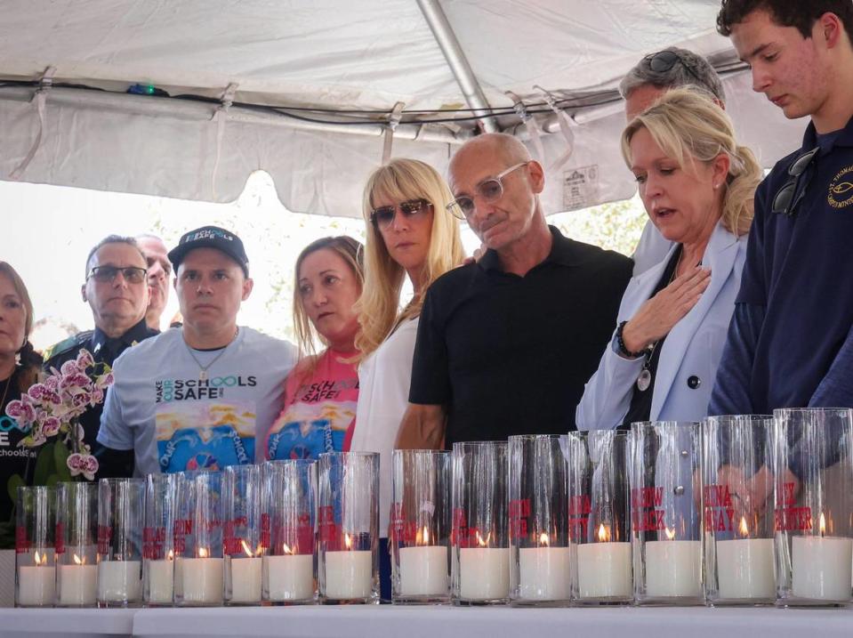 Gena Hoyer, extrema derecha, coloca su mano en el pecho mientras se encendían las diecisiete velas mientras los miembros de la familia se reúnen en recuerdo de las víctimas del tiroteo del Día de San Valentín de 2018 en Margaret Stoneman Douglas, en Coral Springs, el miércoles 14 de febrero de 2024. El centro de bienestar Eagles' Haven conmemoró el Día de San Valentín de 2018.