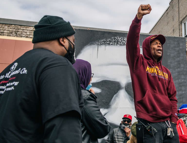 La gente celebra el veredicto de culpabilidad en el sendero Dereck Chauvin en la interseccion de 38th Street y Chicago Avenue el 20 de abril de 2021 en Minneapolis, Minnesota. Chauvin, un exoficial de policía de Minneapolis, Minnesota, fue declarado culpable de los tres cargos del asesinato de George Floyd