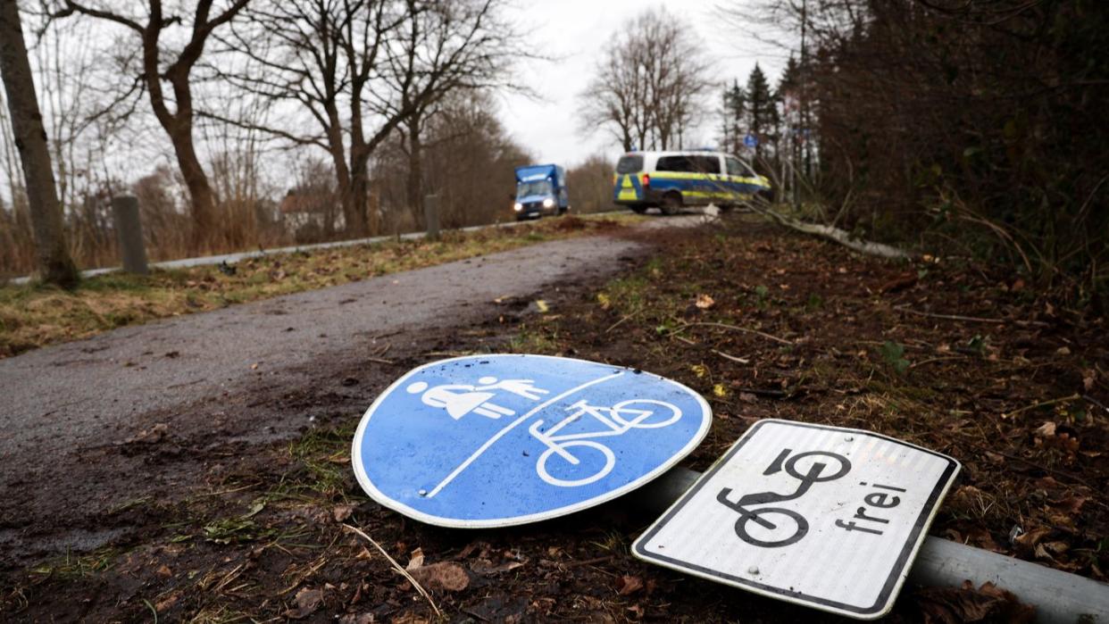 Ein umgeknicktes Verkehrsschild liegt auf dem Boden an der Unfallstelle in Neumünster.