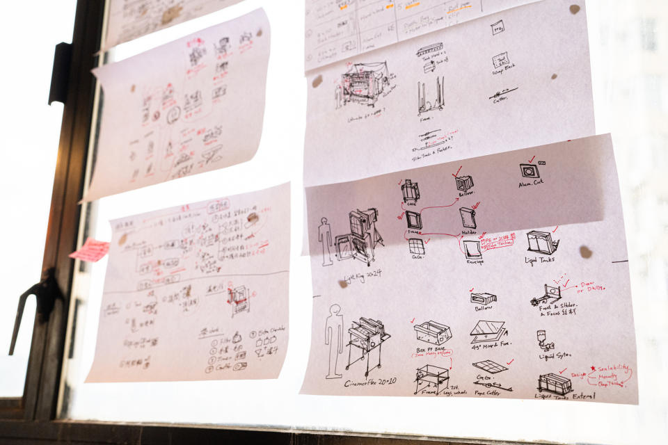 桂濱的工作室滿佈各部相機的手繪設計圖。
