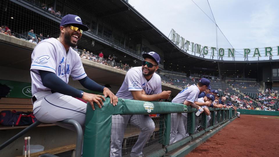 28 de mayo de 2023;  Columbus, OH, EE. UU.;  El receptor de los Columbus Clippers, Eric Rodriquez (izquierda) y el lanzador Luis Oviedo bromean antes del partido del domingo en Huntington Park.  Ambos hombres llegaron a Estados Unidos cuando eran adolescentes sin saber inglés pero se han asimilado a la cultura estadounidense.  Crédito obligatorio: Doral Chenoweth-The Columbus Dispatch