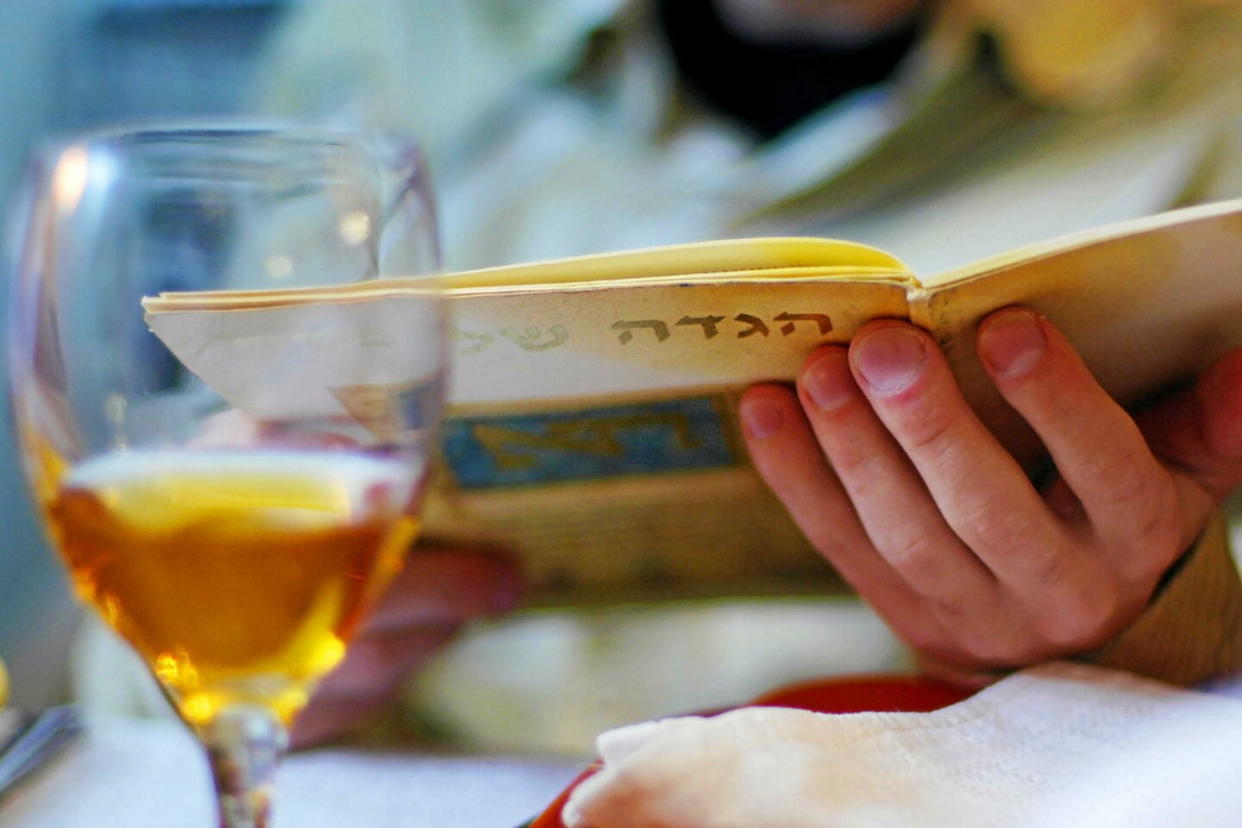 Un homme lisant la Haggadah à la table du Seder marquant le début de Pessah.   - Credit:Rafael Ben-Ari/Chameleons Eye/Newscom/SIPA