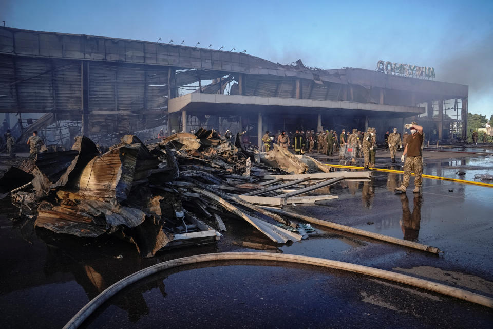 <p>El impacto provocó el pánico entre clientes y trabajadores y causó que el recinto estallara en llamas en un primer momento. (Foto: Anna Voitenko / Reuters).</p> 