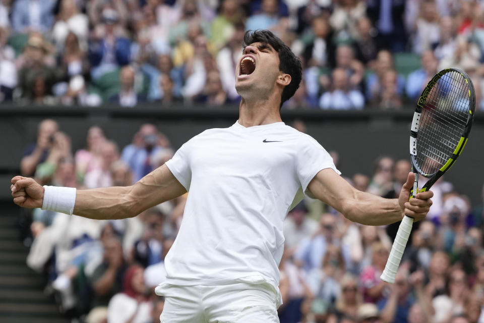 El español Carlos Alcaraz festeja luego de imponerse al ruso Daniil Medvedev en la final de Wimbledon, el viernes 12 de julio de 2024 en Londres (AP Foto/Kirsty Wigglesworth)