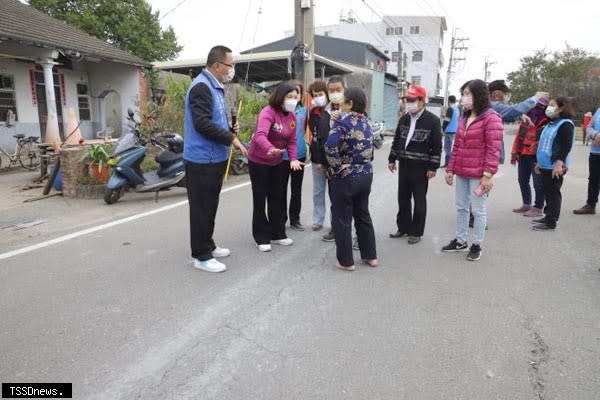 張麗善會勘雲六十五線及林內鄉烏麻村道路改善工程。(記者劉春生攝)