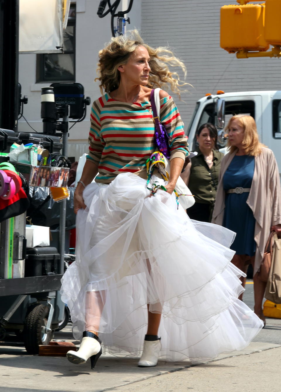 Sarah Jessica Parker is seen filming “And Just Like That…” the follow-up series to “Sex and the City” in New York City. - Credit: Jose Perez/Bauergriffin.com / MEGA