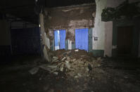 <p>Debris from a collapsed wall sits in Oaxaca, Mexico, after an earthquake early Friday, Sept. 8, 2017. A massive 8-magnitude earthquake hit off the coast of southern Mexico late Thursday night, causing buildings to sway violently and people to flee into the street in panic as far away as the capital city.(AP Photo/Luis Alberto Cruz) </p>