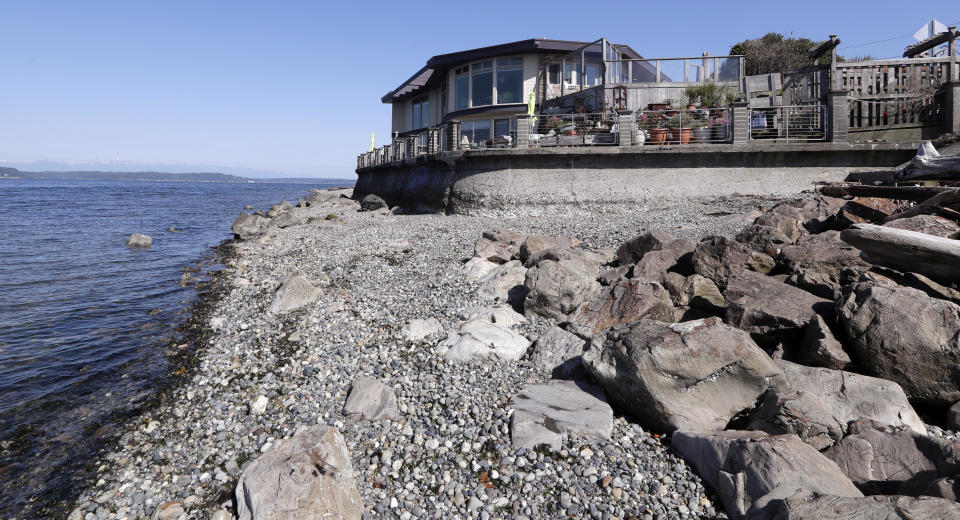 Vivienda frente al mar en Estados Unidos. (AP Photo/Elaine Thompson)