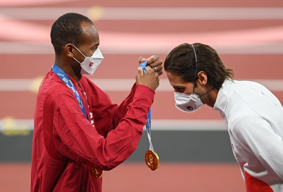 El italiano Gianmarco Tamberi y el qatarí Mutaz Essa Barshim eligieron terminar compartir el título de campeones olímpicos en salto en alto en una de las grandes historias que quedarán para el recuerdo de los Juegos Olímpicos de Tokio 2020. (Foto: Getty Images)