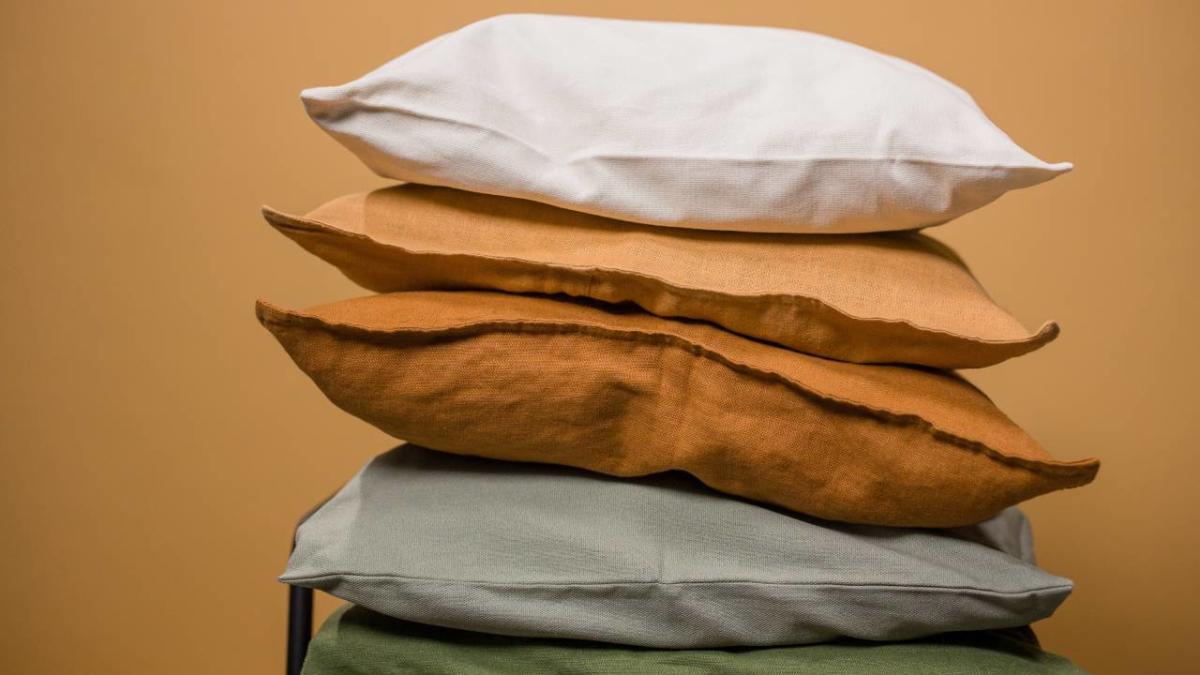 5 pillow colours that disrupt your sleep, according to sleep expert