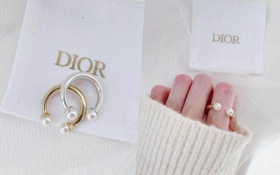 DIOR  TRIBALES戒指以鑲有珍珠卻性格的輪廓打造搶眼樣貌，俐落外型注入珍珠後整體氛圍時髦又平衡 Photo Via:LOOKin編輯拍攝